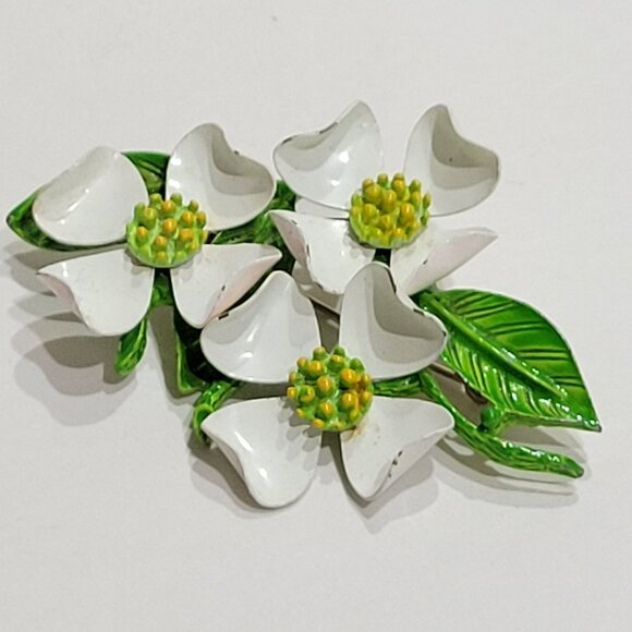 60s White & Green Enamel Dogwood Brooch 3 Flower Petal Pin Yellow Centers - Picture 3 of 11